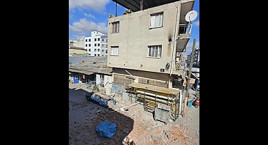 İzmir'de fırtına etkisi... 1 araba hasarlı!