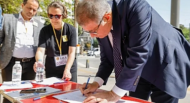 Başkan Tugay, imza kampanyasına katıldı