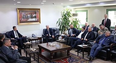 İzmir Esnafından Deniz Yücel’e Kent Lokantası ve Halk Ekmek Tepkisi: “Belediye Esnafla Yarışıyor”