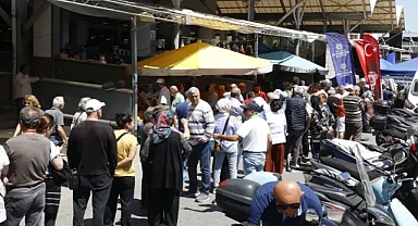 Aydın Büyükşehir, Kuşadası'nda vatandaşlara fideler dağıttı