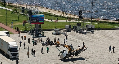 İzmir’de miting sahnesi için kurulan vinç devrildi