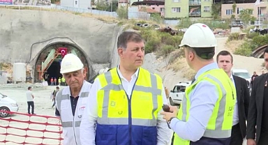 “Kendi İşçisine Maaş Yok, Meydanda Kutlama Var!”