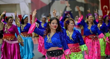 Bayraklı'da halk dansları gösterisi nefes kesti