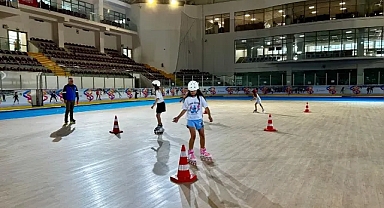 Buz Sporları Salonu'nda tekerlekli paten eğitimi