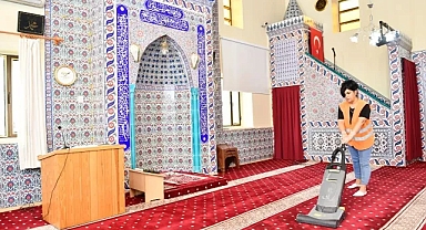 Çiğli'de camiler bayrama hazır