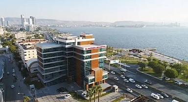 İzmir’de Yaşamıyor, Ama Hem Meclis Üyesi Hem Şirket Başkanı!