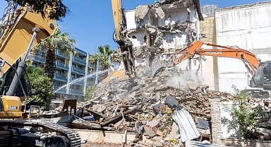 Karşıyaka'da riskli yapılara yıkım!