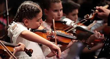 Konaklı kursiyerlerden müzik ve dans şöleni