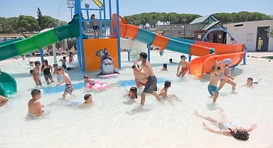 Aydınlı çocuklar aquaparkta serinledi