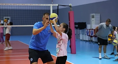 Aydınlı minikler voleybolla buluştu