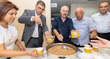 Başkan Tugay aşure bereketini paylaştı