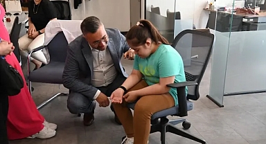 Büyükşehir’in “Ben Buradayım” projesinde bileklik dağıtımı sürüyor