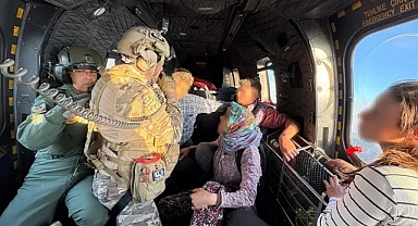 Mehmetçik, İzmir'deki orman yangınında mahsur kalan aileyi kurtardı