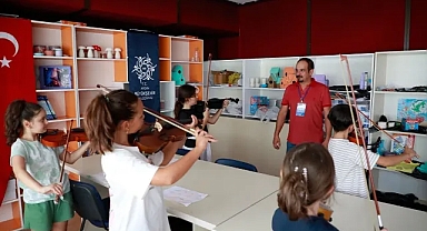 Aydınlı minikler keman öğreniyor