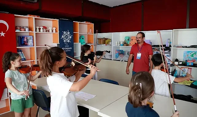 Aydınlı minikler keman öğreniyor