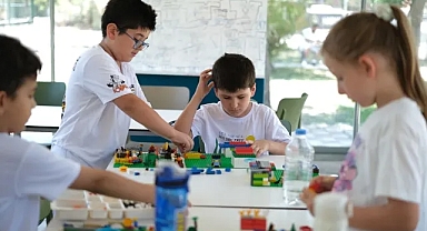 Bayraklılı çocuklar 