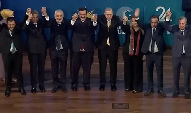 Erdoğan rozetlerini taktı: İşte AK Parti'ye katılan yeni isimler