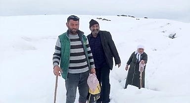 Ağrı’da Nisan karı köy yollarını kapattı