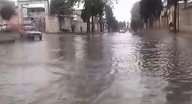 Nizip’te sağanak sonrası yollar göle döndü, kırsal mahallelerde sel meydana geldi